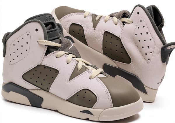 Nike Boys Jordan 6 Retro PS Basketball Shoes for Kids-3